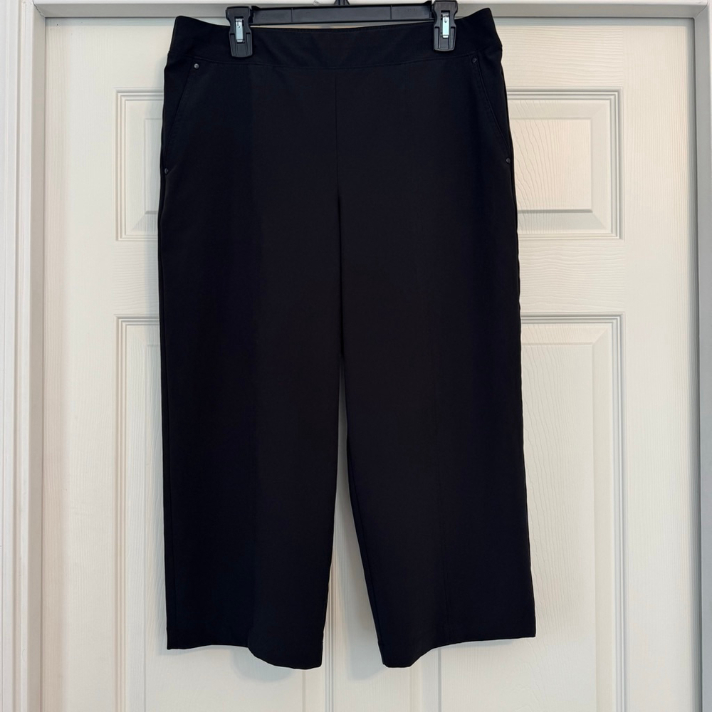 Women's Chico's Black Capris US 8 Wide Leg Travel